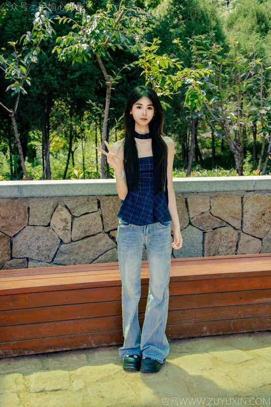 足愉心 NO.049 小瑶（搭配:蓝色格子吊带、牛仔长裤、白棉袜、洞洞鞋、裸足） - 足愉心
